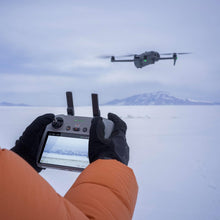 Laden Sie das Bild in den Galerie-Viewer, DJI Mavic 4 Pro Drohne 100 MP 6K 51 Min Flugzeit Grau