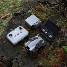 Laden Sie das Bild in den Galerie-Viewer, DJI Mini 5 Pro Fly More Combo RC-N3 4K Drohne Schwarz