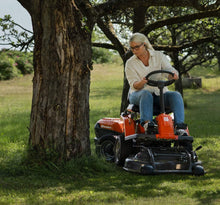 Laden Sie das Bild in den Galerie-Viewer, Husqvarna Akku-Frontmäher R 112iC mit Mähdeck Combi 85, Akku und Ladegerät