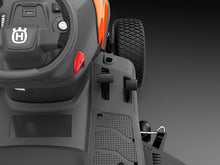 Laden Sie das Bild in den Galerie-Viewer, Husqvarna Rasentraktor TC 220T