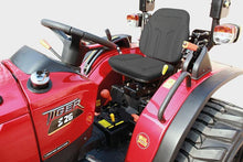 Laden Sie das Bild in den Galerie-Viewer, Solis Kompakttraktor 26 Tiger Rot-Metallic Sondermodell Grundmaschine ohne Bereifung